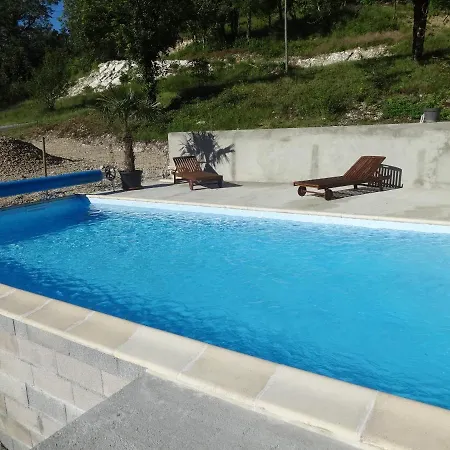 Lacoste Nocleg ze śniadaniem