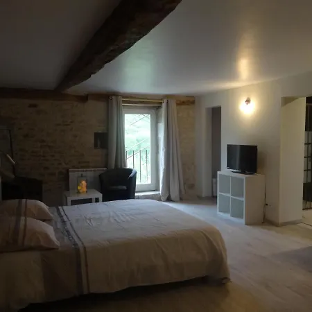 Lacoste Nocleg ze śniadaniem 3*