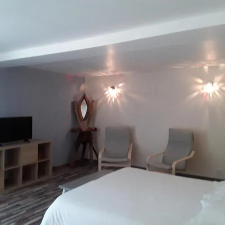 Lacoste Bed & Breakfast 3*