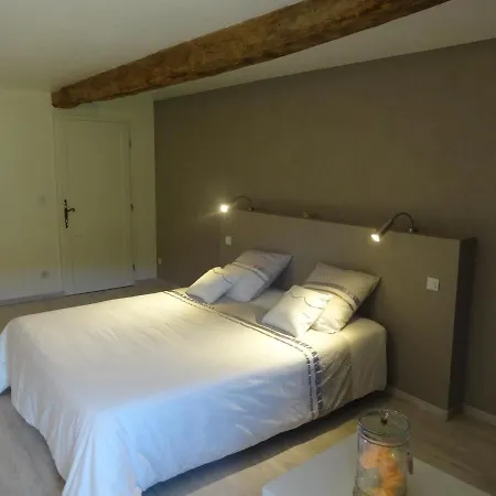 Lacoste Bed and Breakfast 3*