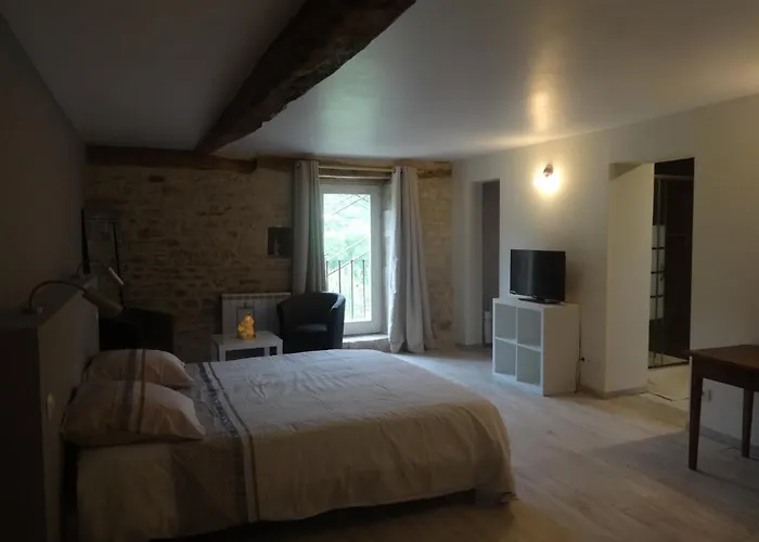 Lacoste Bed and Breakfast 3*