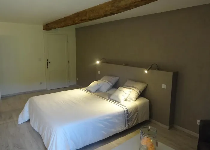 Lacoste Bed and Breakfast 3*